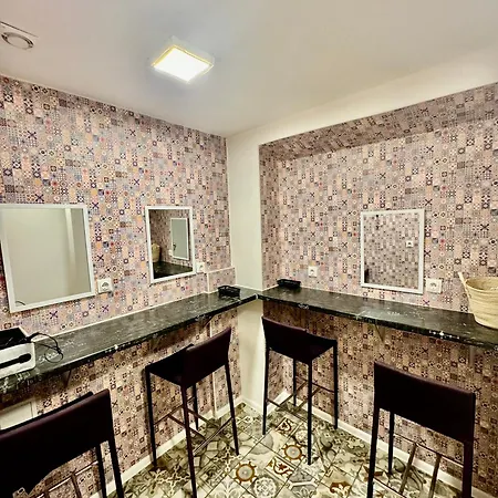 Barcelona & Pub Hostel *